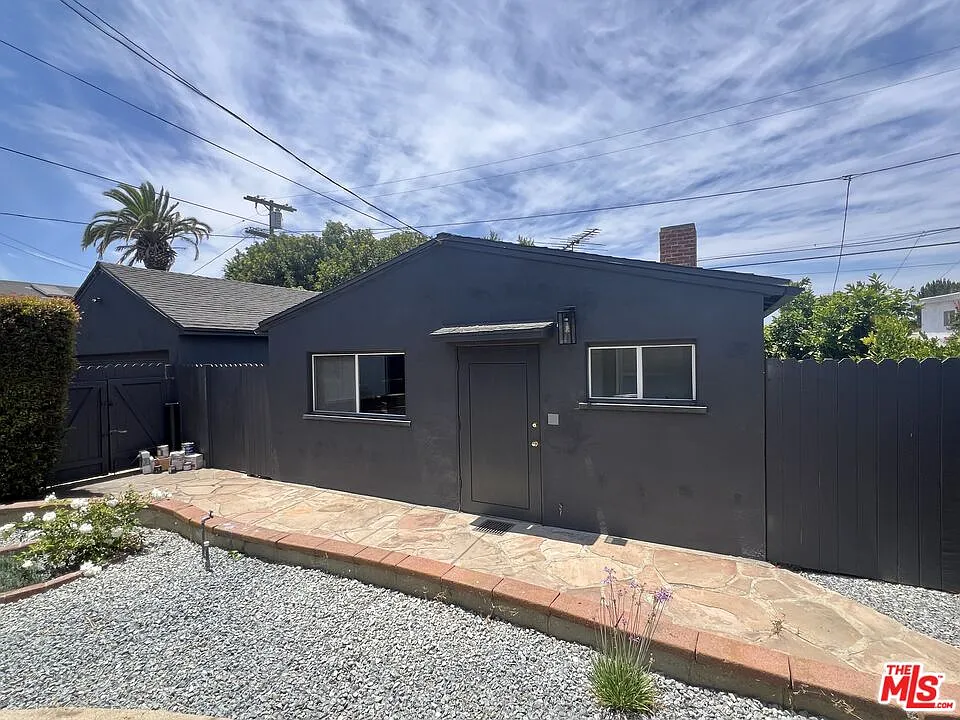 Studio, $3,000 — Photo 1