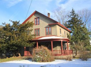 8 Pearl St, Groton, CT 06340