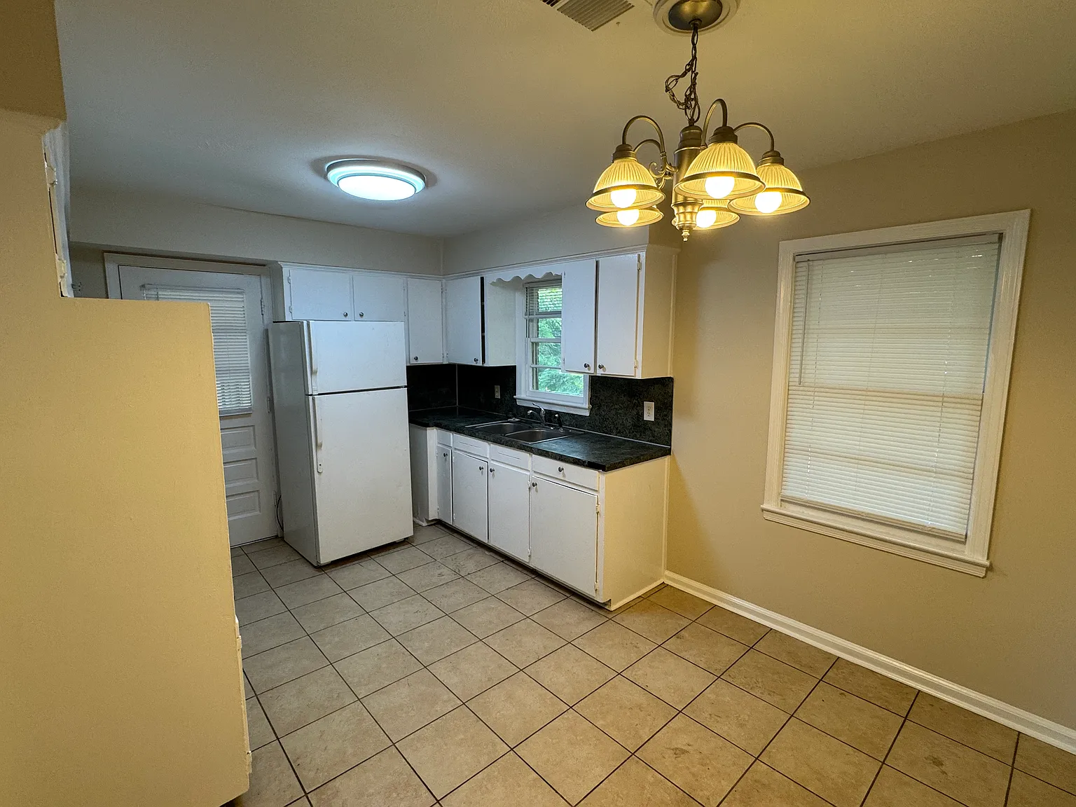 3 bed, 1.5 bath, 1118 sqft, $1,095 — Photo 2