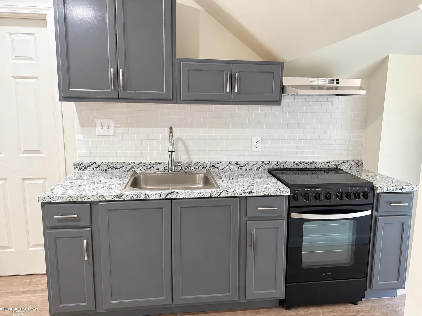 Studio, 1.0 bath, 475 sqft, $950 — Photo 2