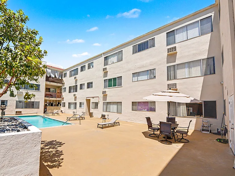 Hollywood Apartments — Photo 27
