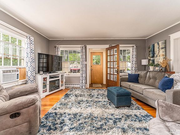 4th image of 421 Okanogan Ave