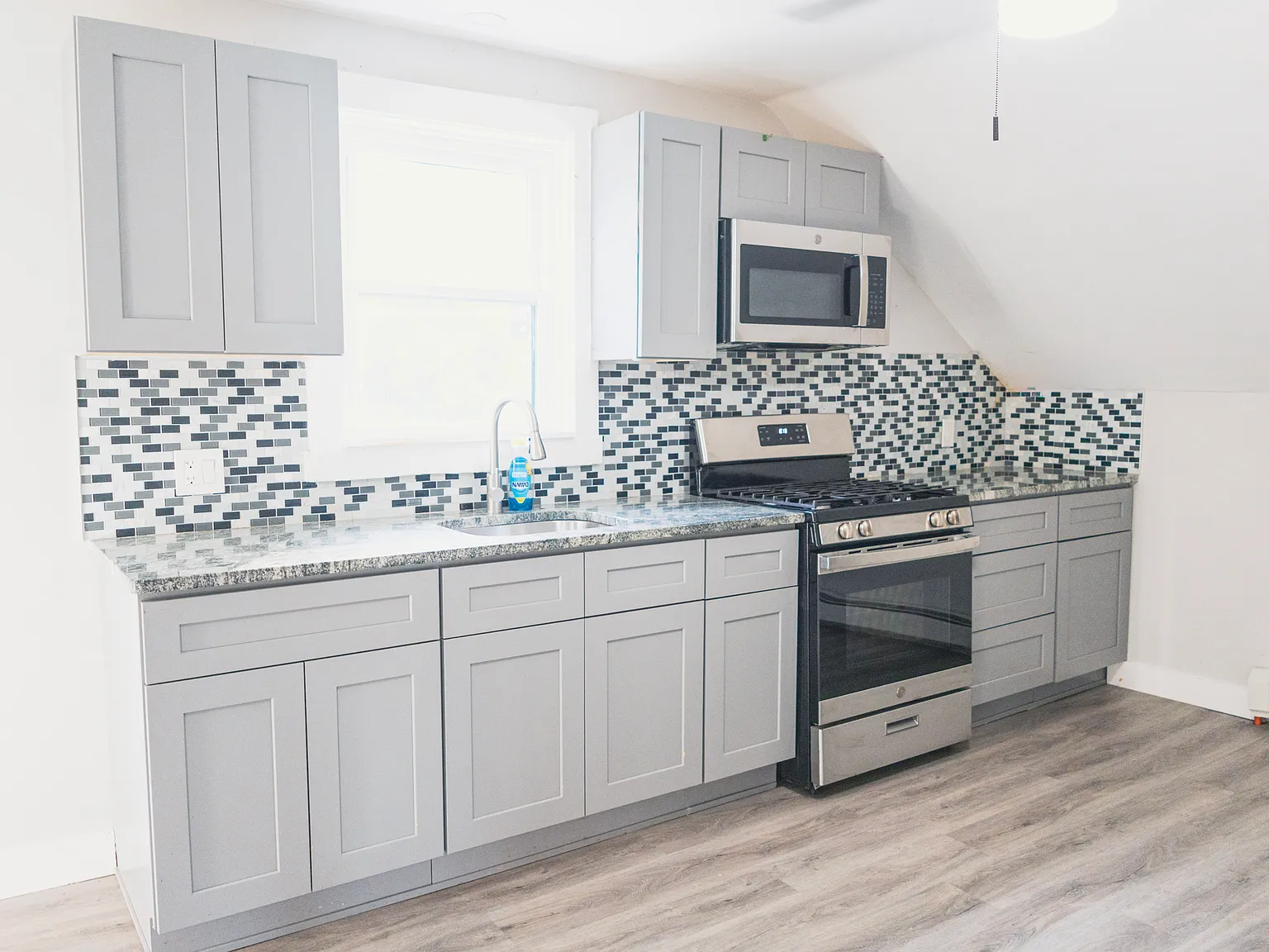 2 bed, 800 sqft, $1,800 — Photo 2