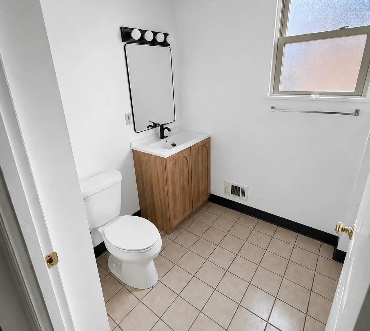3 bed, 1200 sqft, $1,700 — Photo 1