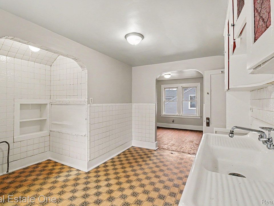 575 Albany St, photo 14
