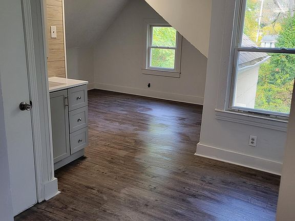4th image of 921 Washington St #1/2