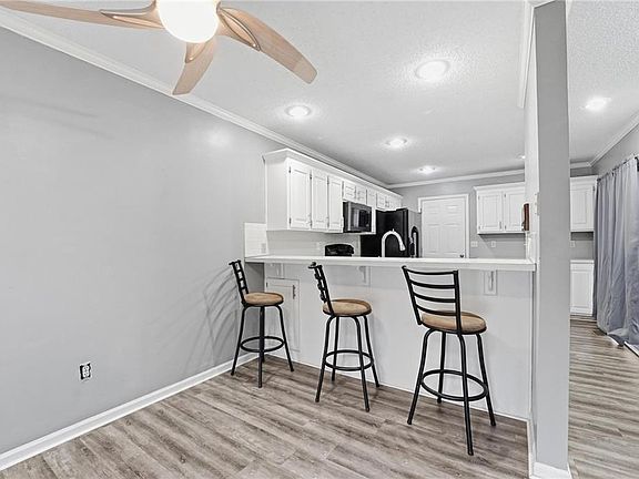 3rd image of 212 E Hansen Ct