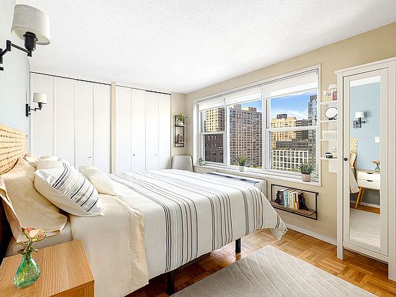 5th image of 201 W 70th St APT 17A