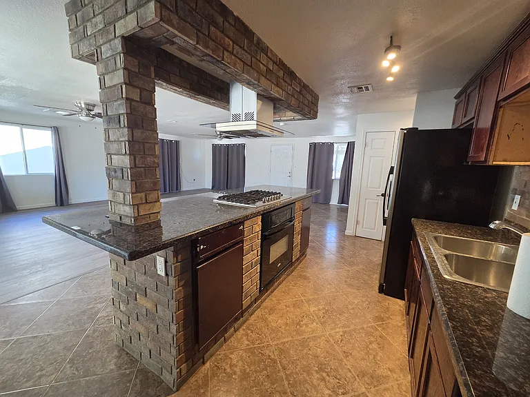 3643 E Ludlow Dr — Photo 6