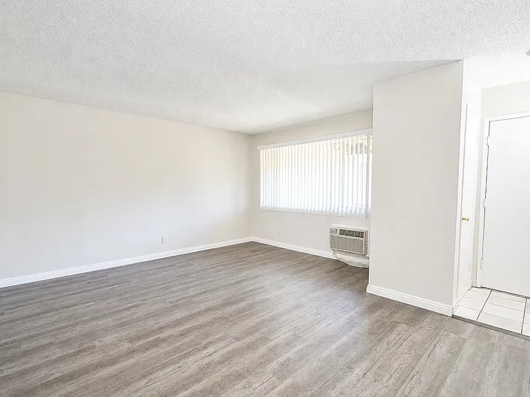 571 E Richland St #K — Photo 3