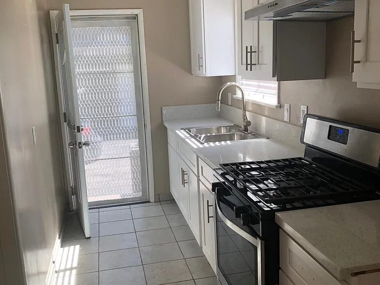 5010 Riverton Ave — Photo 6