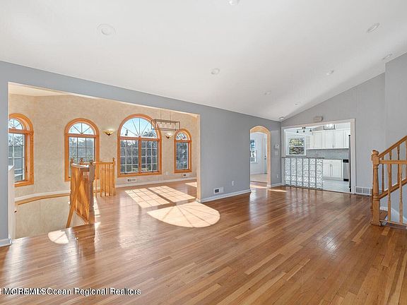 3rd image of 712 W Park Ave