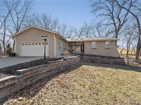 8803 NW Melody Dr, Parkville, MO 64152