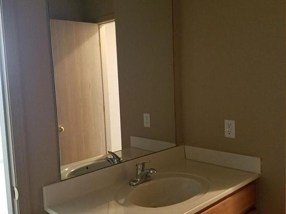 2nd image of 921 SW Eagle Ct