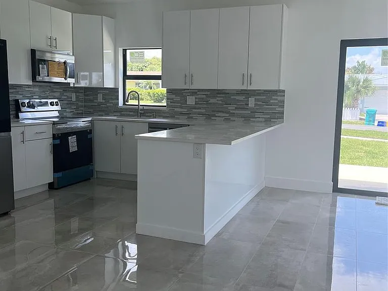 2877 SE 1st Ct — Photo 2
