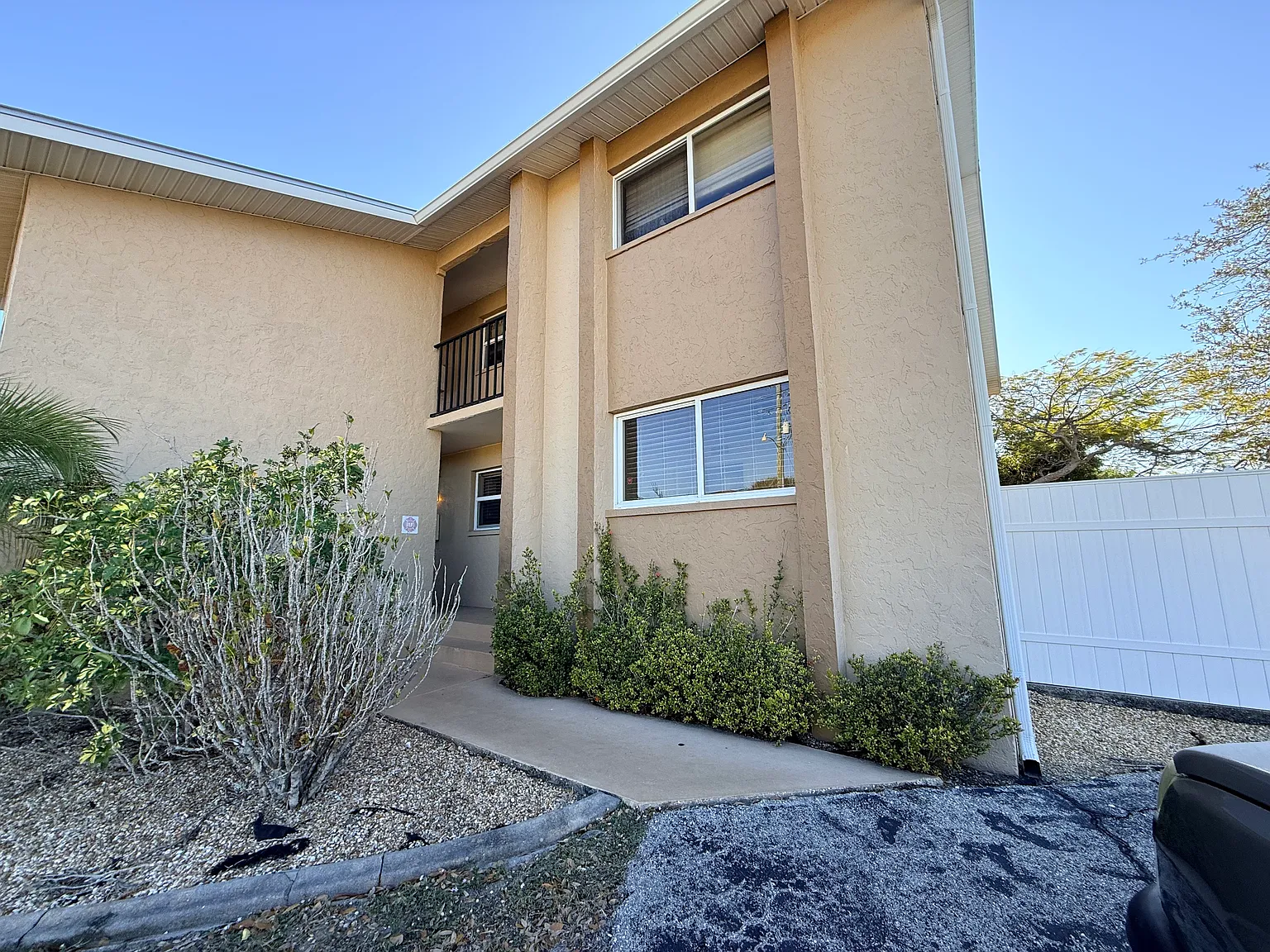 2 bed, 1.0 bath, 1083 sqft, $1,300 — Photo 1
