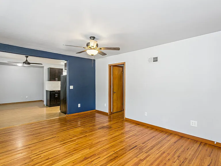 2914 N Clarence Ave — Photo 2