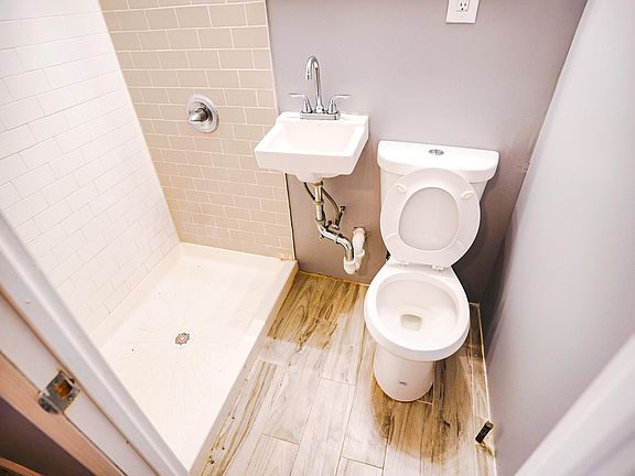 Bathroom 1- full view