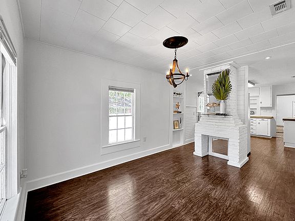 4th image of 383 N Booker St