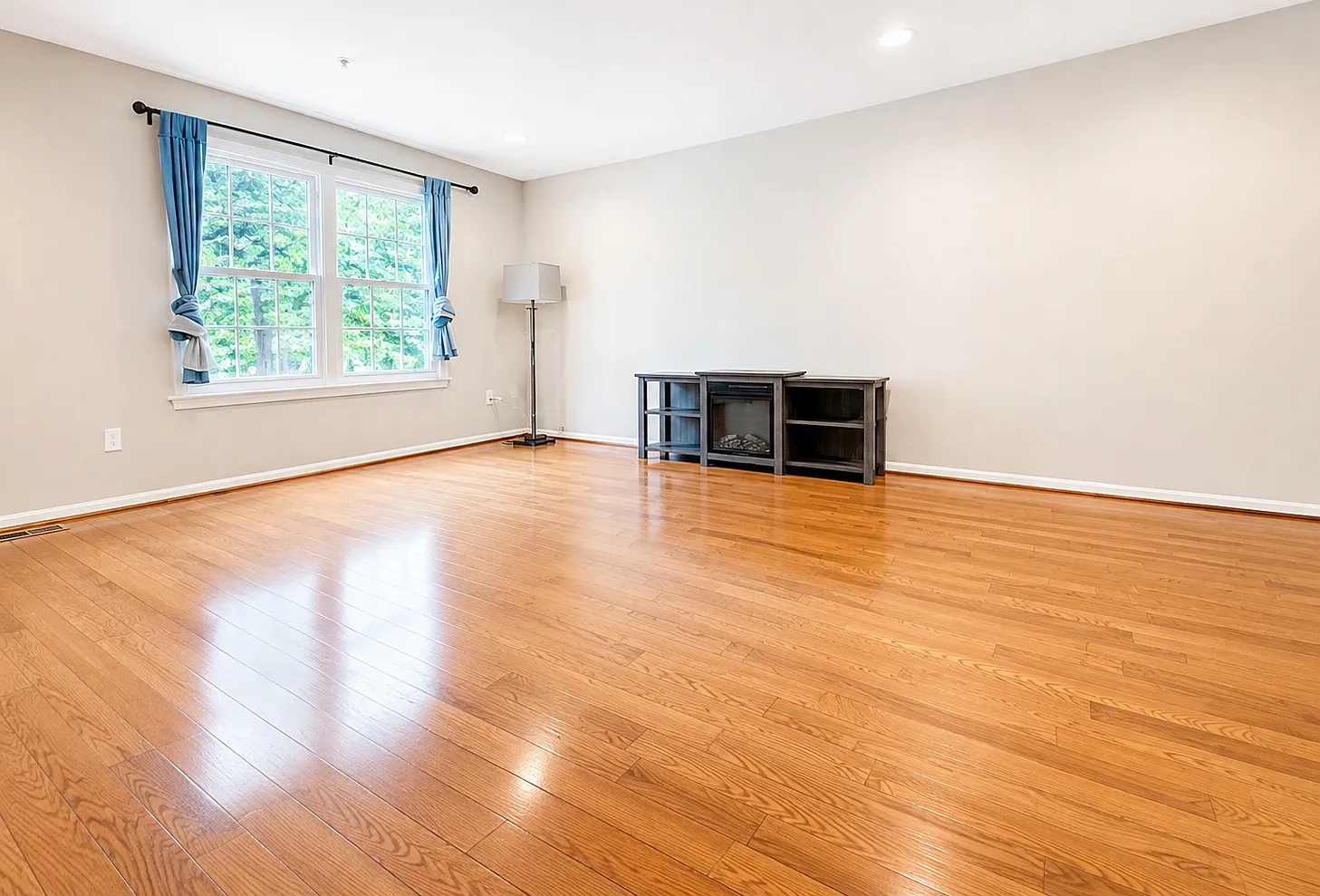 3 bed, 2.5 bath, 1820 sqft, $2,500 — Photo 2