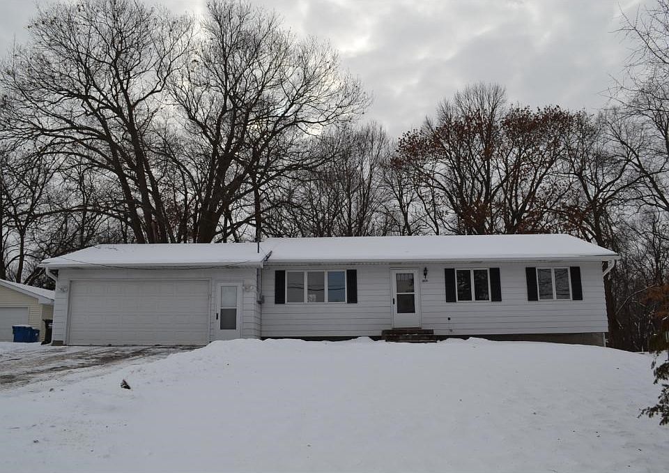 4571 Wilshire Boulevard has been remodeled on the inside from top to bottom and is located on a quiet side street off of Wilshire for extra privacy.