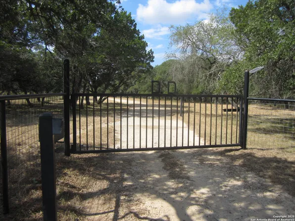 1318 Oakridge Lane, Pipe Creek, TX 78063