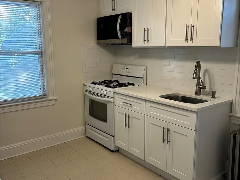 181 Violet Ave #2 — Photo 3