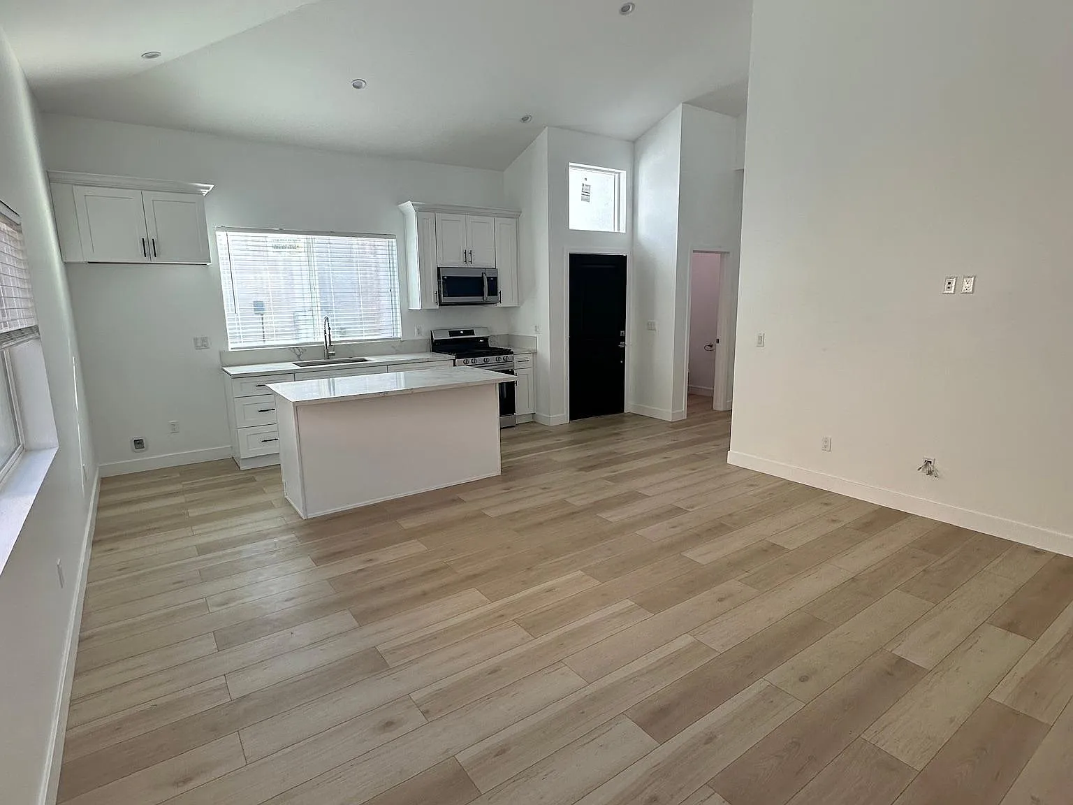 415 S Verdugo Rd — Photo 3