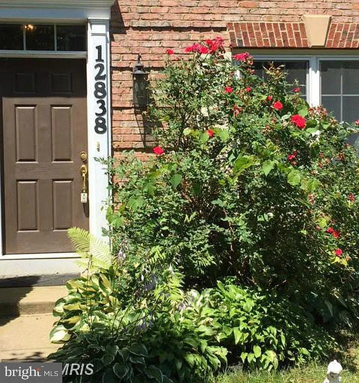 3 bed, 4.0 bath, 2022 sqft, $3,000 — Photo 1