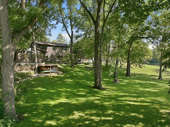 428 1st St SE, Waverly, IA 50677