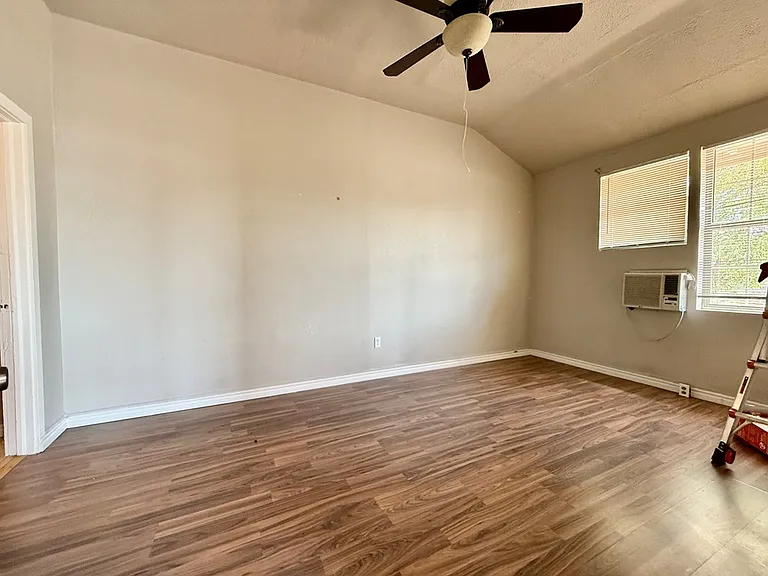 2400 College Ave — Photo 7