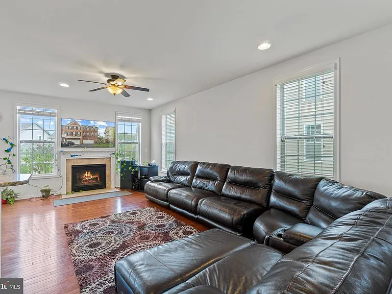 23265 Hanworth St — Photo 8
