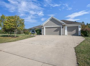 1547 Foxfire Ct, Waupaca, WI 54981