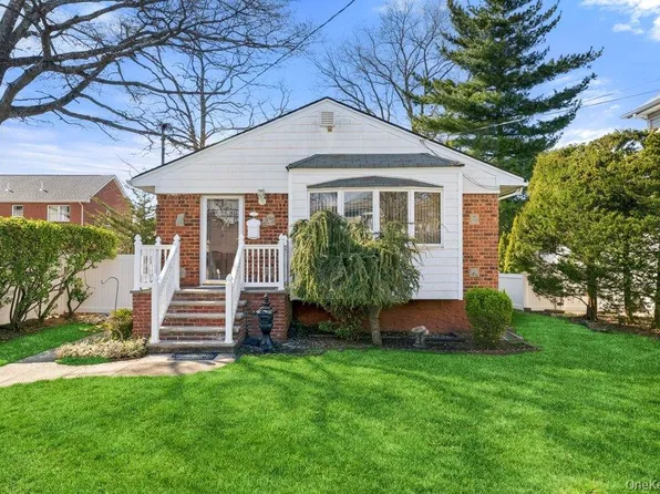 15 Woodlawn Avenue, Valley Stream, NY 11581
