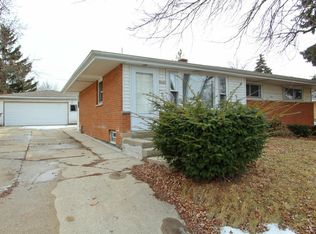 8243 W Acacia St, Milwaukee, WI