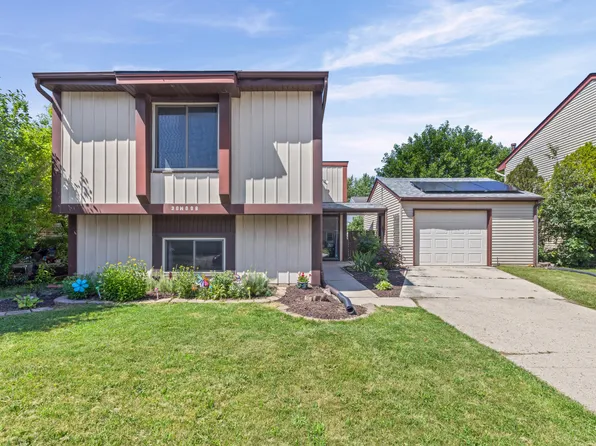 30W008 Danbury Dr, Warrenville, IL 60555