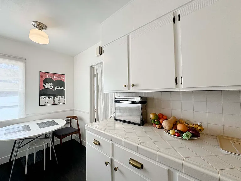 full kitchen and breakfast nook