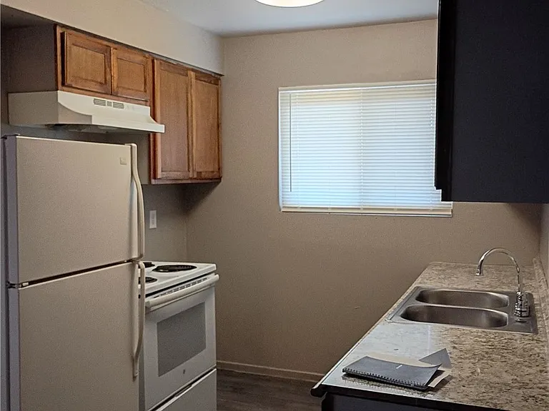 2100 Sunrise Ave #9 — Photo 3