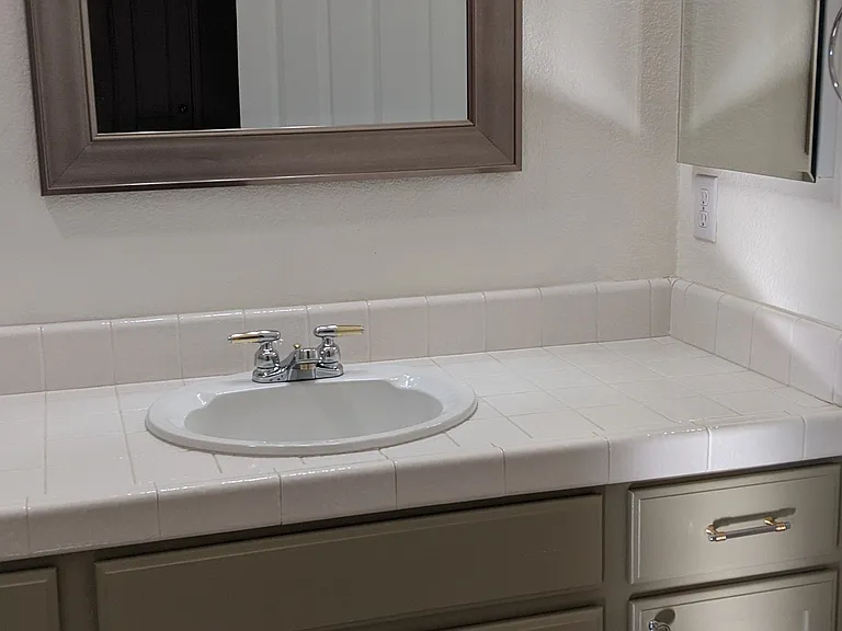 second bathroom, complete with tub/shower