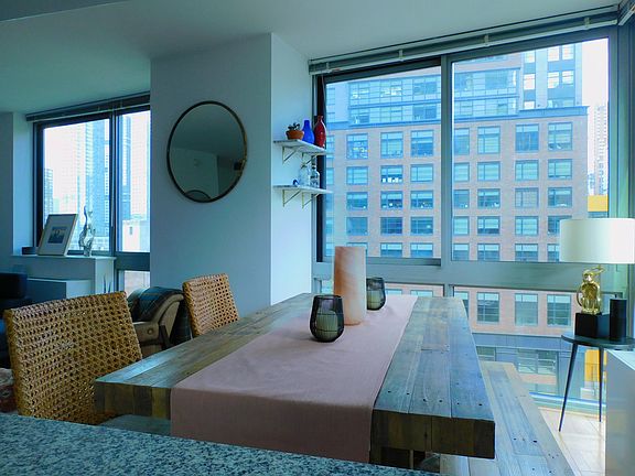 3rd image of 505 W 37th St APT 6L