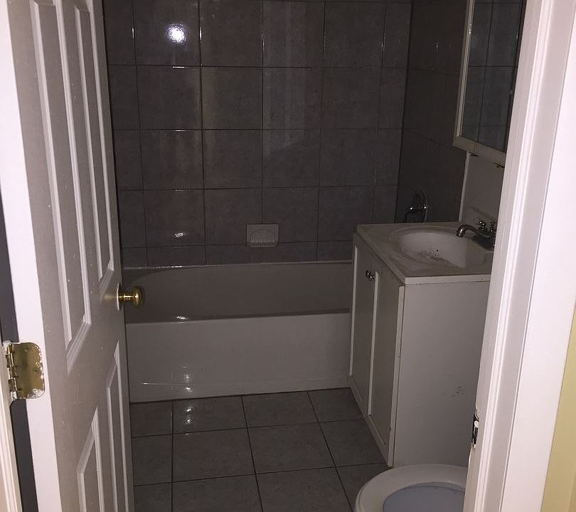 2nd image of 1016 Parkwood Dr APT 1E