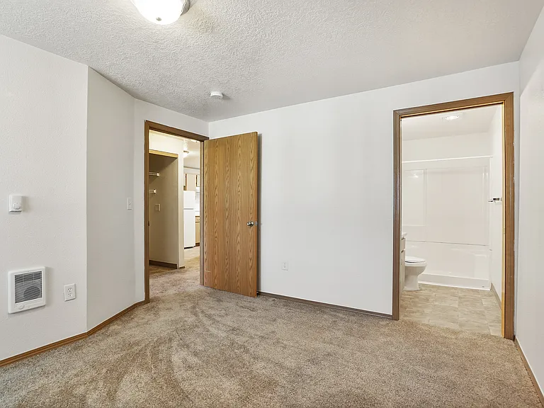 Redwood Square Apartments — Photo 19