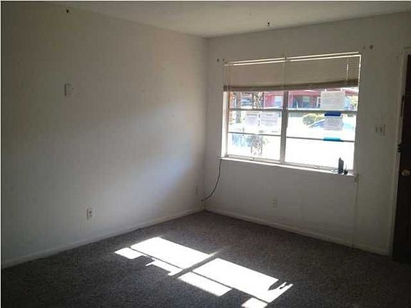 3rd image of 1021 W Webster Dr
