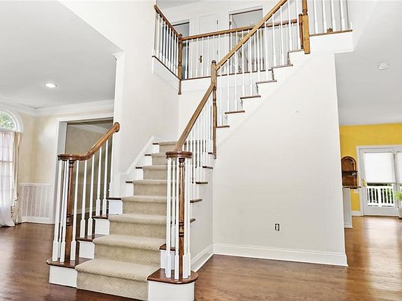 3rd image of 10 Greene Ln
