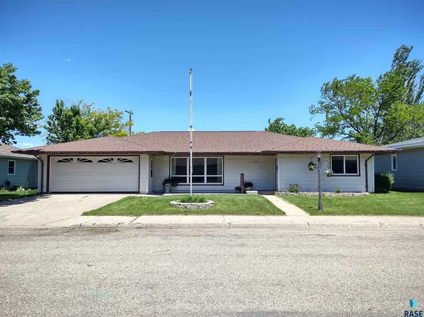 323 E 9th St, Miller, SD 57362