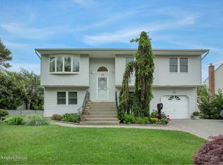 849 Outlook Ave, West Babylon, NY 11704