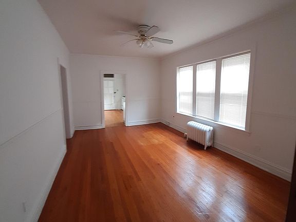 Dinning room between kitchen and frontroom