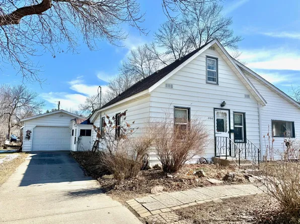 206 6th St NW, Little Falls, MN 56345
