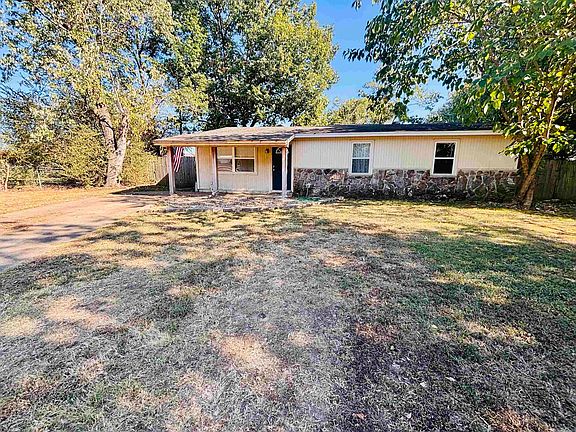 3rd image of 706 Forbes Dr