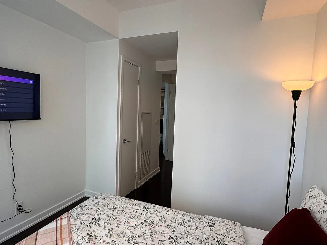 Master Room - York St & Bremner Blvd — Photo 3
